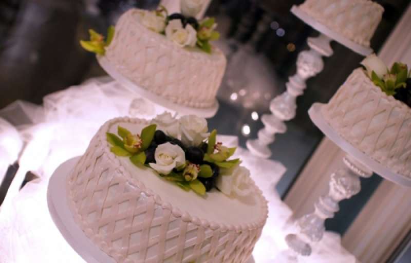 Wedding Cakes by Alex Grichenko (CC0 1.0).