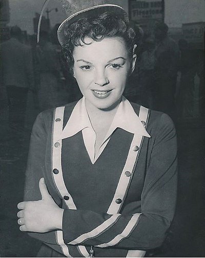 Judy Garland on location filming a scene in the 1954 "A Star is Born." (WIKIPEDIA)