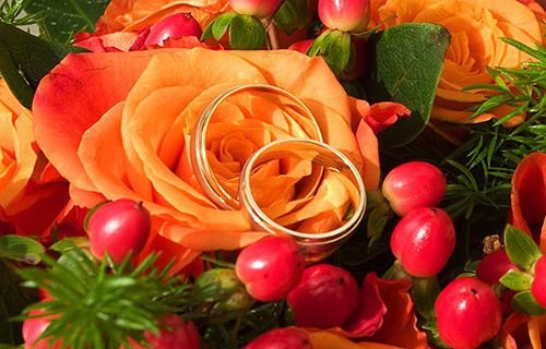 Wedding rings and Flowers by Alena Kratochvilova (CC0 1.0).