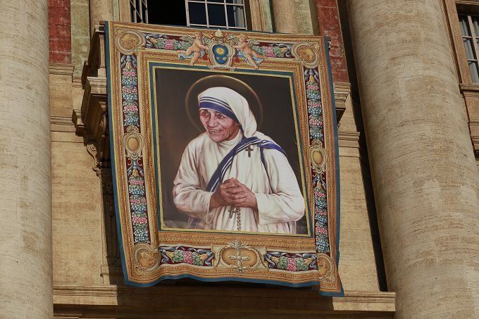 Official banner for Mother Teresa's canonization hangs in St. Peter's Square. Credit: Daniel Ibez/CNA