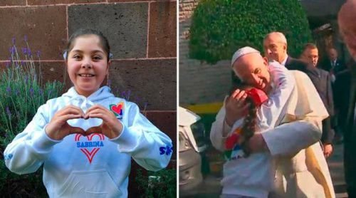 Sabrina Puig embraces the Pope. Credit: Karla Robles / Screenshot.