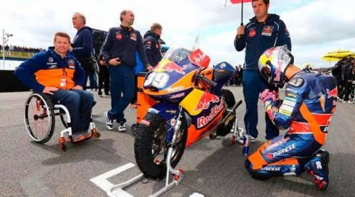 Luis Salom praying before a race. Photo credit: Facebook.