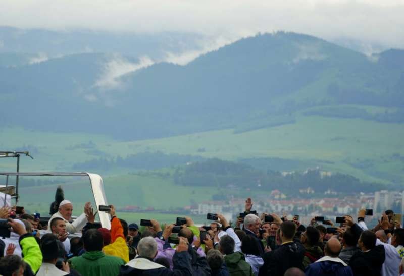Pope Francis greets pilgrims at Romania's »òumuleu-Ciuc Shrine June 1