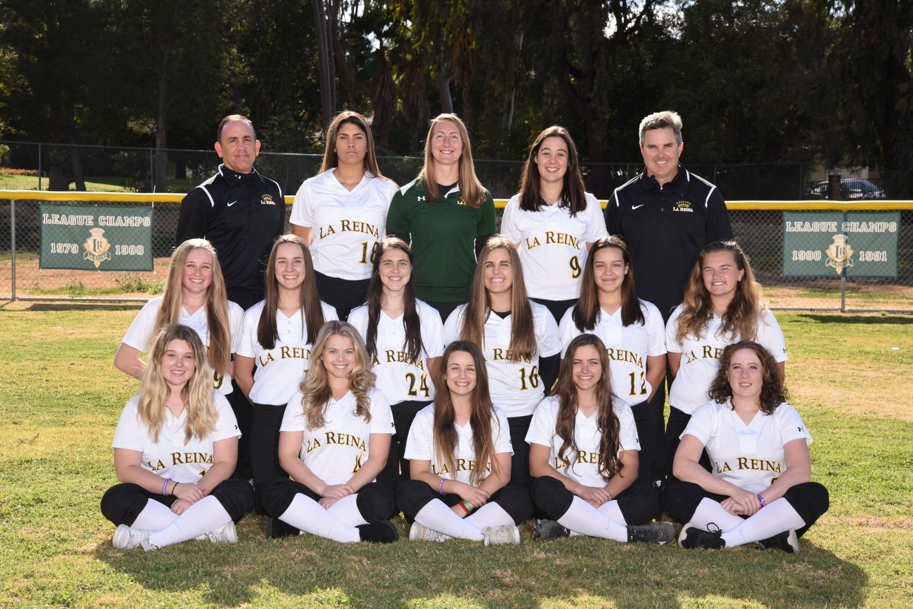 La Reina softball team (photo courtesy lareina.com). 