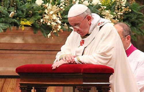 Pope Francis praying. Credit: Lauren Cater/CNA.