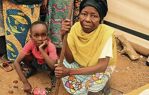 Displaced persons in the Central African Republic received aid from CRS in May 2014. Credit: Kim Pozniak/Catholic Relief Services.