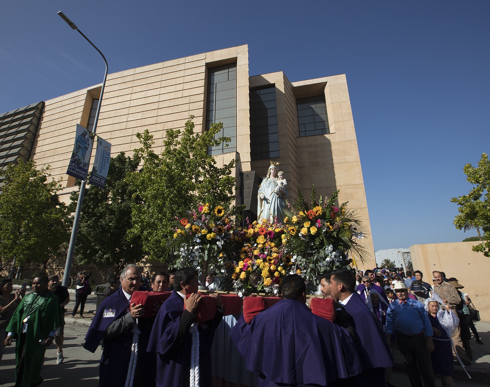Following the Mass at Our Lady of the Angels Cathedral