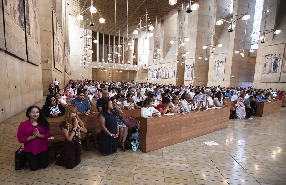 An estimated more than 2,000 people attended the Annual Mass in Recognition of All Immigrants at the Cathedral of Our Lady of the Angels. VICTOR ALEMÁN