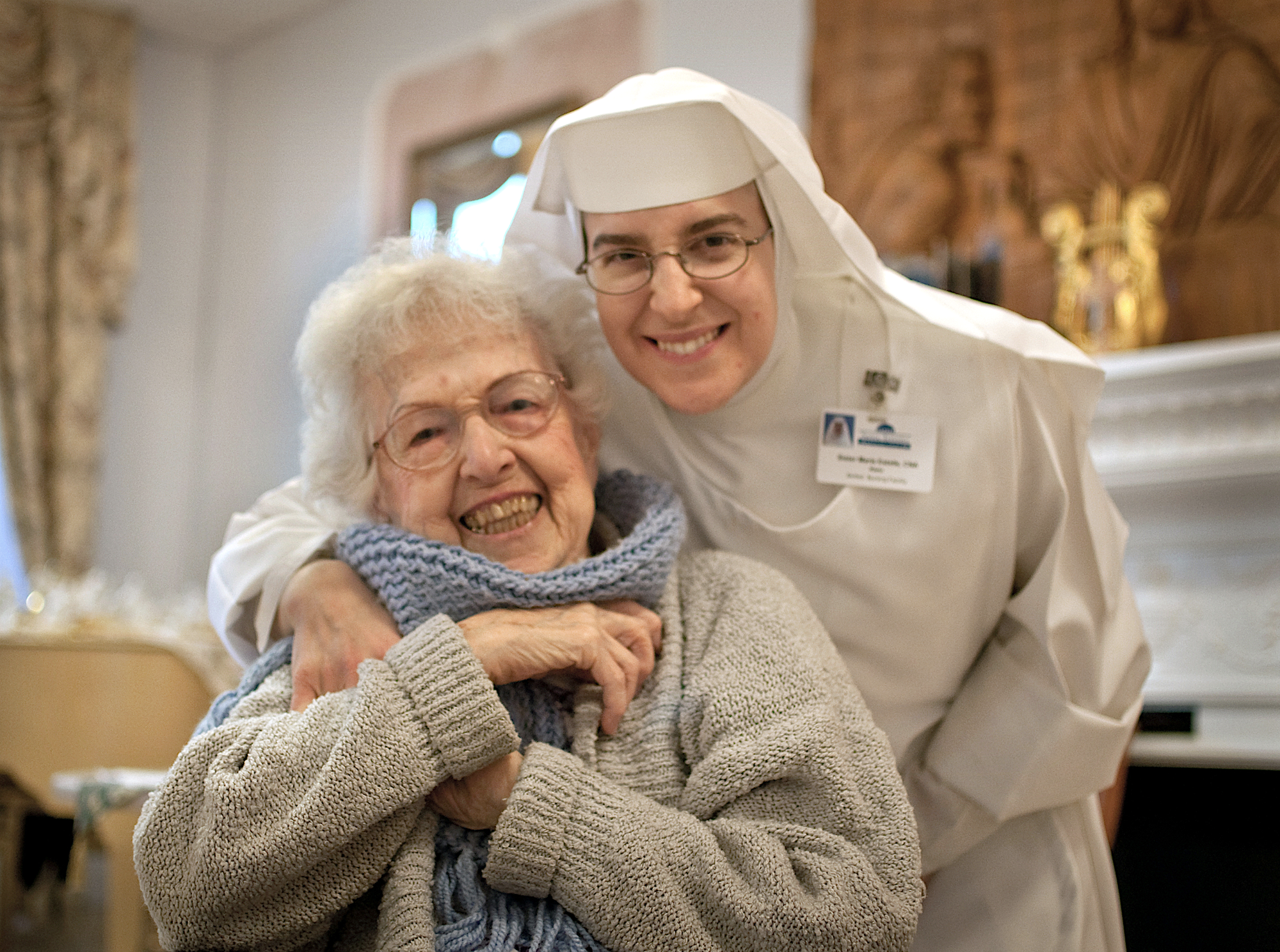 Carmelite sister with a resident at Santa Teresita. (© Santa Teresita)