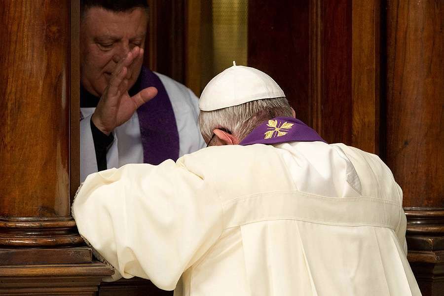 Pope Francis goes to confession