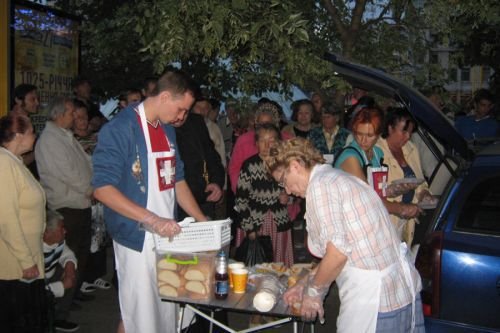 Volunteers distribute food in Ukraine in this undated photo. Credit: Aid to the Church in Need.
