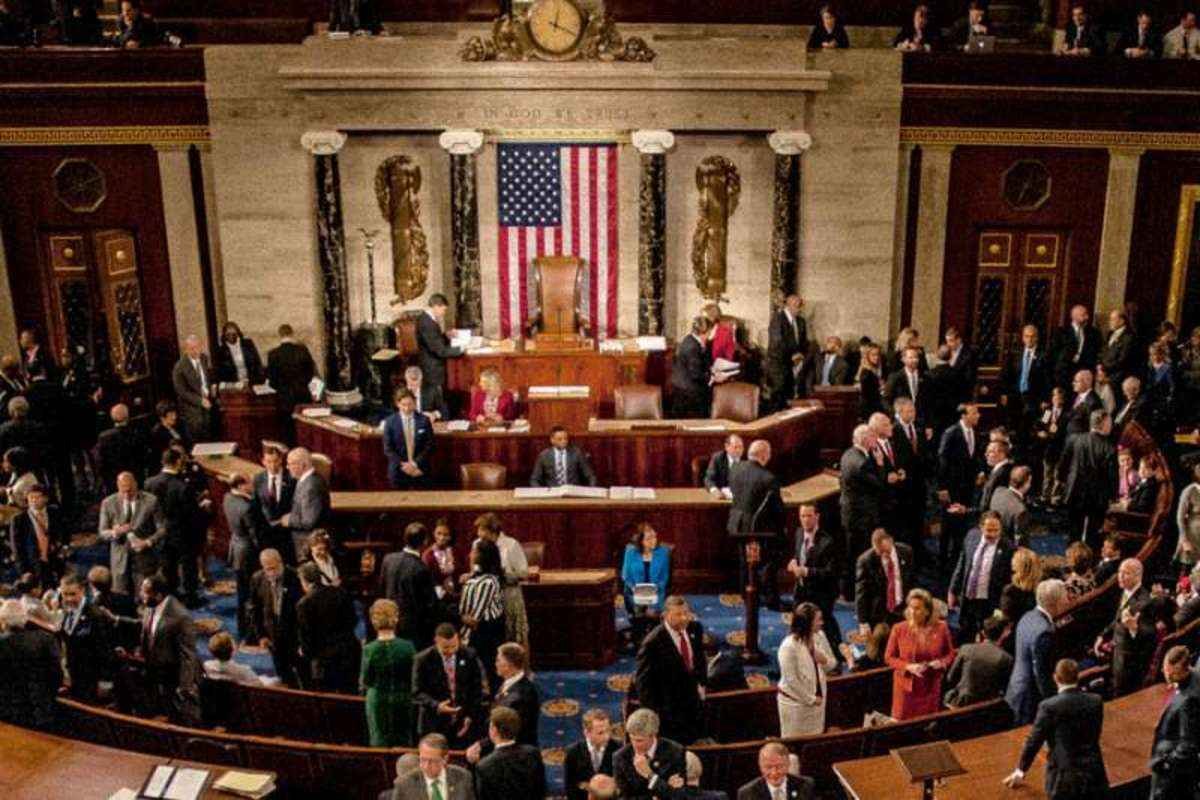 Members and guests on the floor of the House during a joint session of Congress. (Mark Reinstein / Shutterstock)