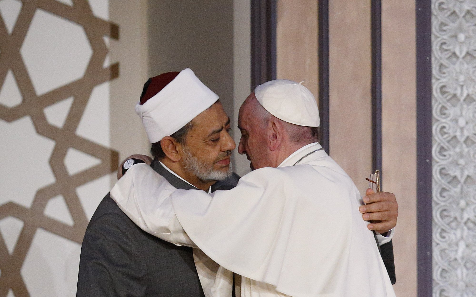 Pope Francis embraces Sheik Ahmad el-Tayeb