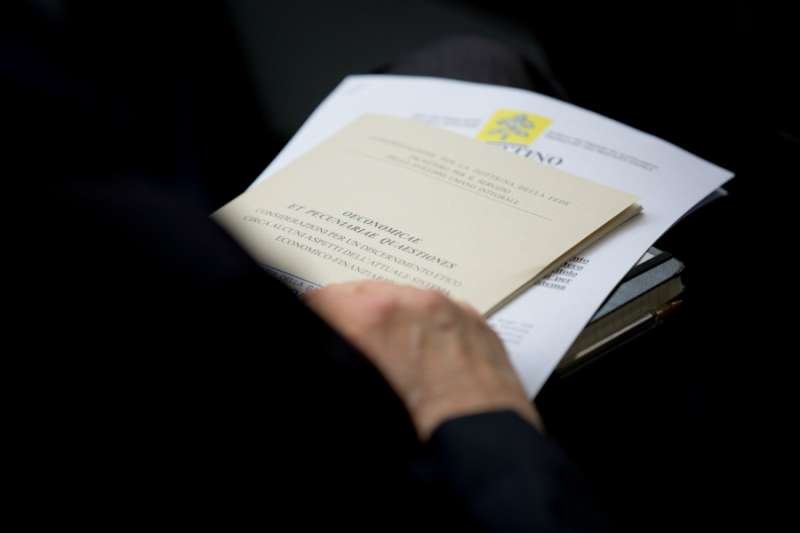 The presentation of Oeconomicae et pecuniariae quaestiones at the Vatican