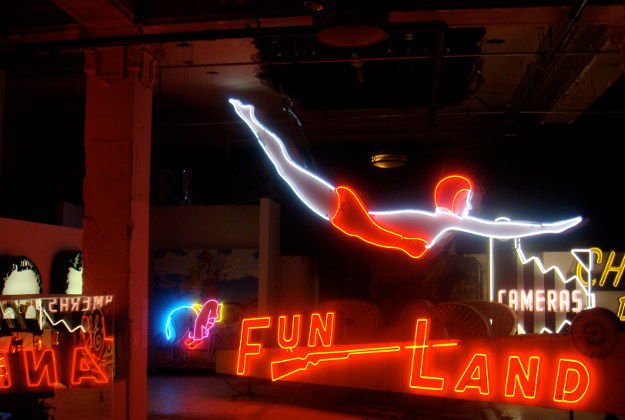 Neon sign at the Museum of Neon Art (Photo: Zemistor / creative commons)
