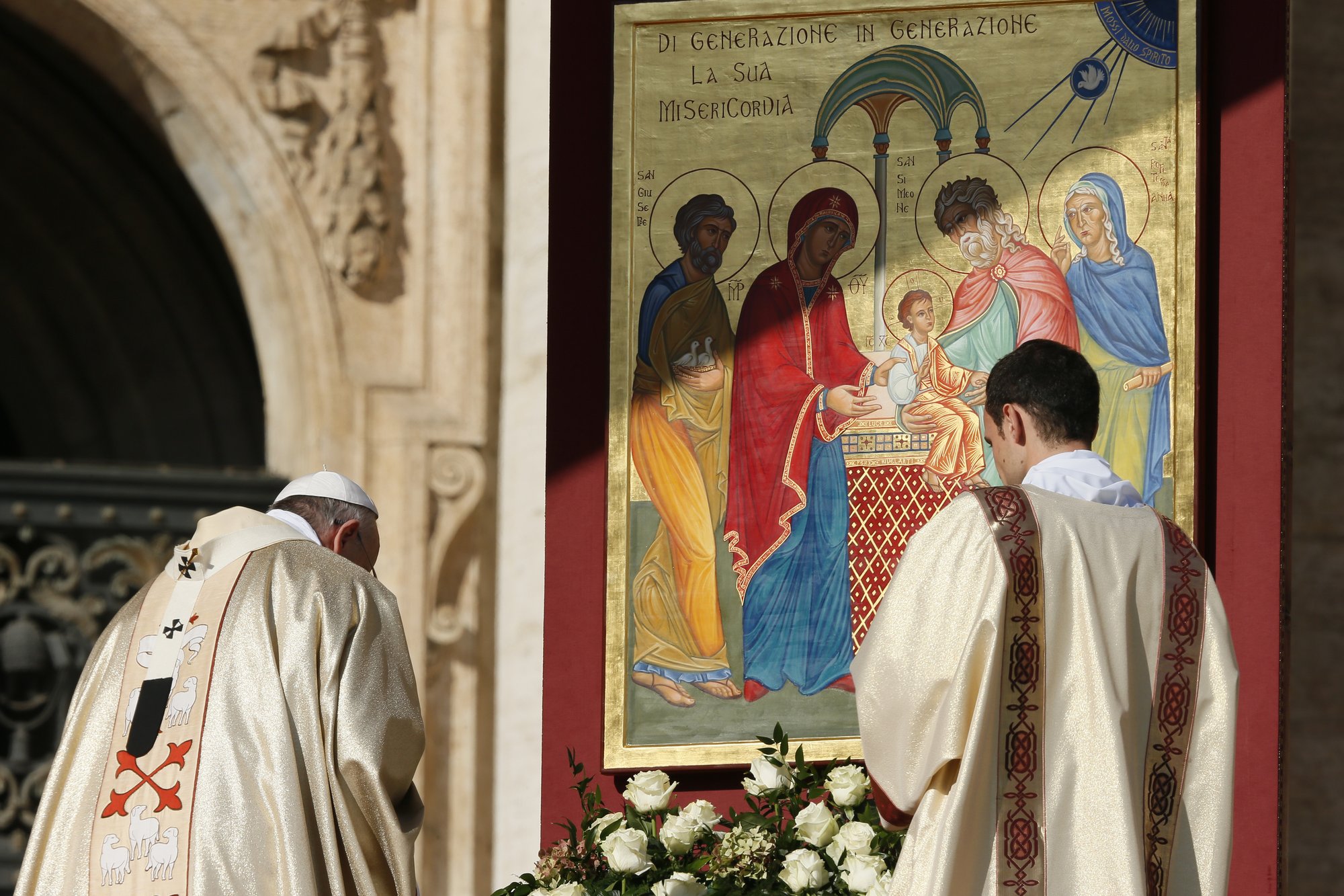 Pope Francis bows in front of an icon of the Presentation of Jesus at the beginning of the beatification Mass of Blessed Paul VI in St. Peter’s Square at the Vatican on Oct. 19