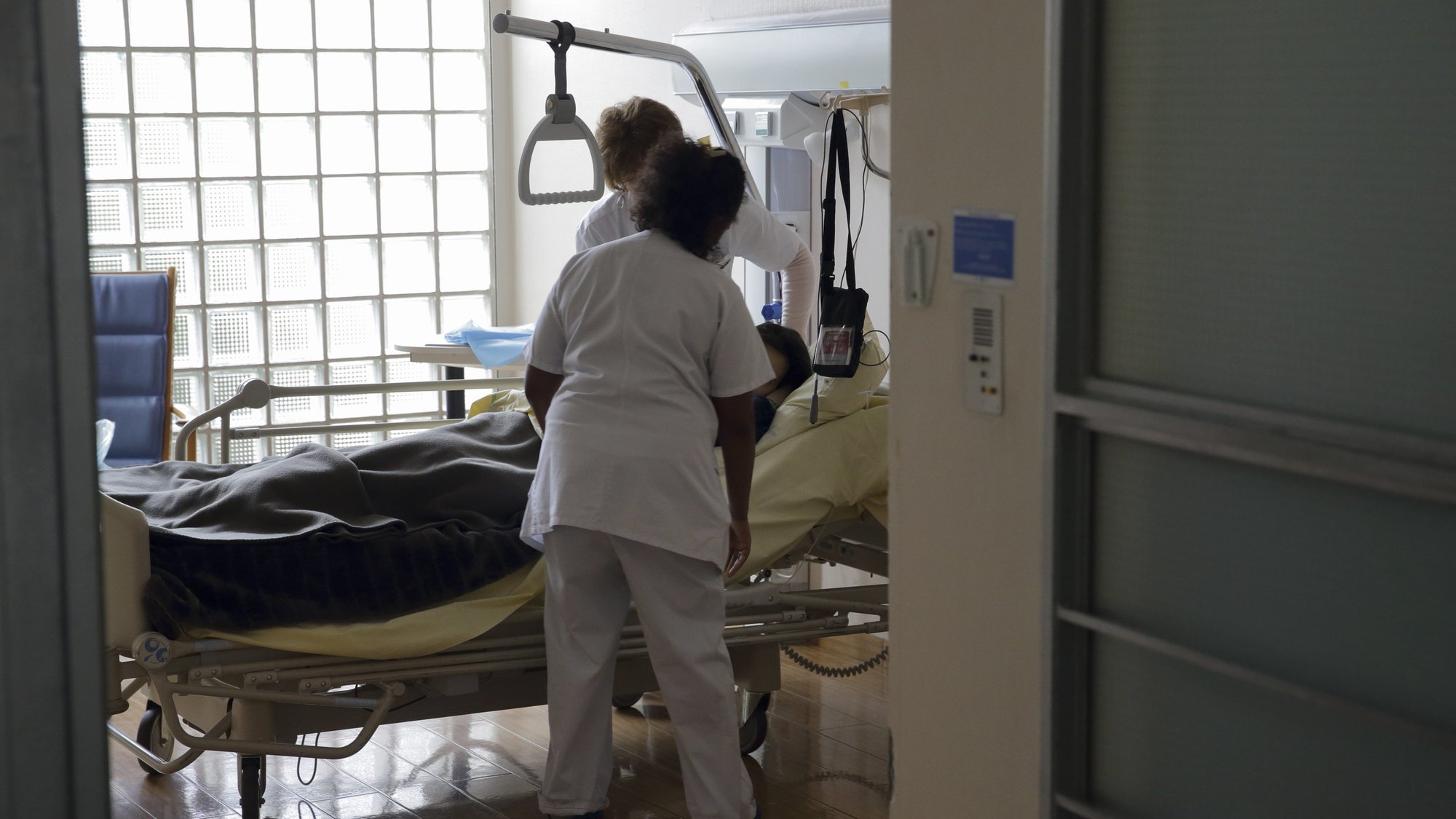 Nurses provide care to a patient in 2015 at the palliative care unit of a hospital near Paris. (CNS file photo/Philippe Wojazer, Reuters)