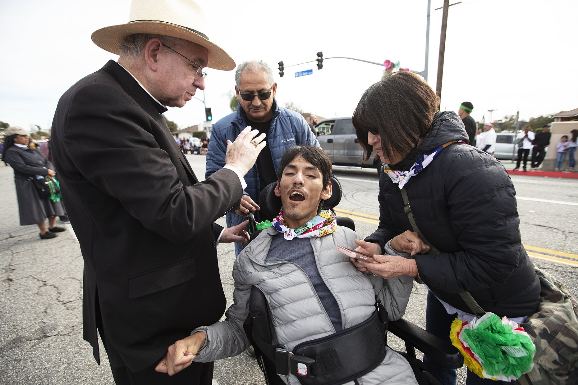 Arzobispo José H. Gomez da la bendicion a un fiel en la procesión en honor a Nuestra Señora de Guadalupe (East LA) el 9 de diciembre, 2018. (VICTOR ALEMÁN)