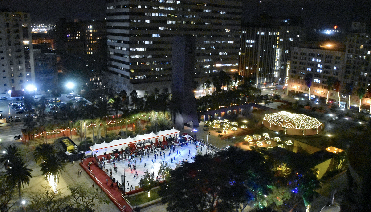 Aerial view of the holiday ice rink in Pershing Square on opening day. © 2019 HOLIDAY ICE RINK DOWNTOWN LA