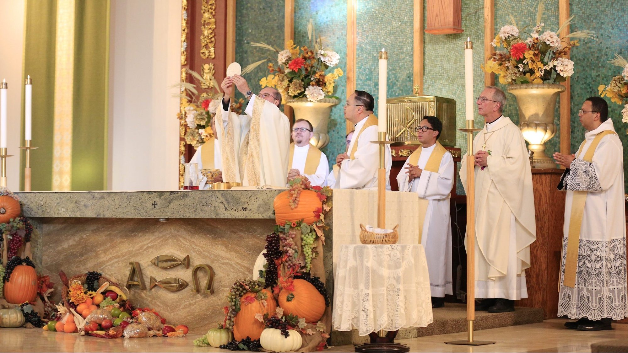 Bishop of Fall River, Massachusetts, Edgar Da Cunha, member of the Cultural Diversity in the Church subcommittee of the USCCB, celebrated a Mass to honor the contributions of the Brazilian community in the Archdiocese of Los Angeles, at Holy Family Parish in Artesia on Sunday, November 24. (David Amador Rivera/Angelus News)