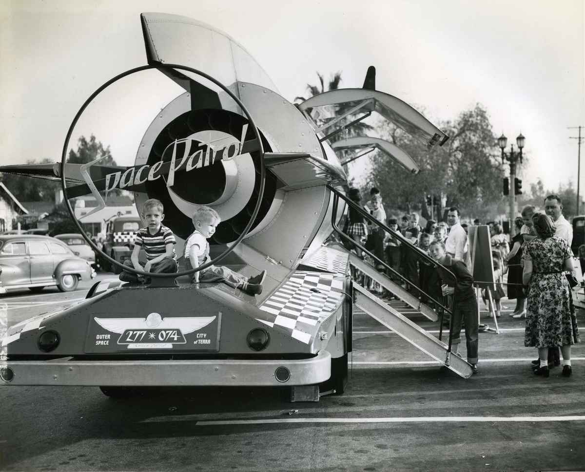 Rocket ship ride based on the hit 1950s TV series “Space Patrol,” at the Market Basket grocery store, Pasadena, 1952. J. ALLEN HAWKINS, HAWKINS COLLECTION/COURTESY OF CALIFORNIA HUMANITIES/PASADENA MUSEUM OF HISTORY