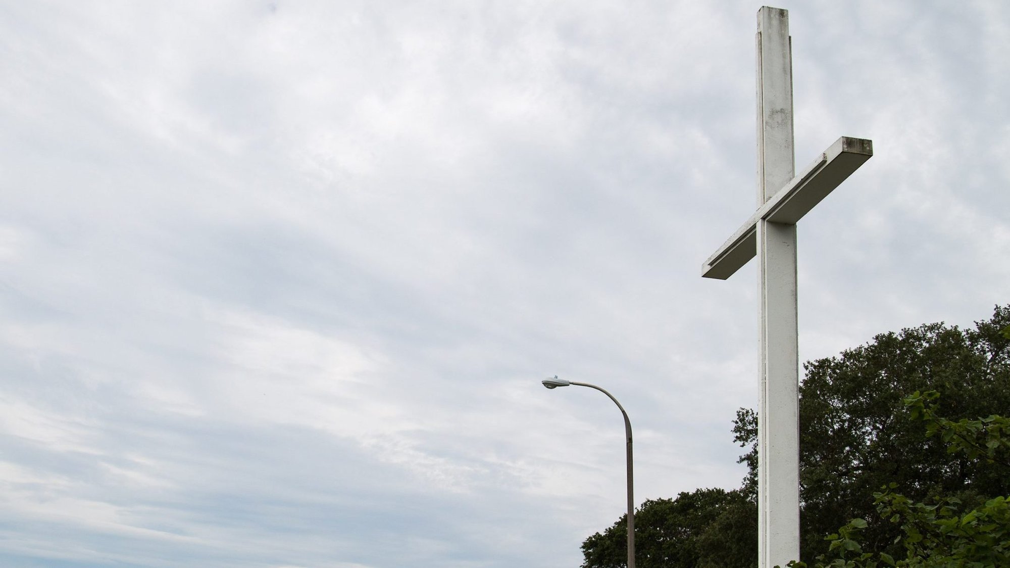 A federal appeals court ruled Feb. 19, 2020, that this World War II-era cross can remain standing in Pensacola, Fla. The 11th U.S. Circuit Court of Appeals said the 34- foot Latin cross does not violate the Establishment Clause of the Constitution, based on a similar ruling last year by the Supreme Court on a Maryland cross. (CNS photo/Becket)