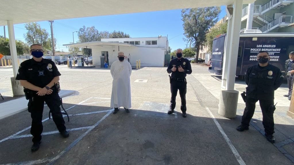 Deacon Jim Carper, president of LAPD Southwest Clergy Council, attends a recent roll call to pray over the officers. (Image via Twitter @LAPD_Southwest)