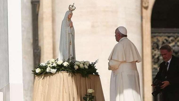 Pope Francis prays before Our Lady of Fatima May 13, 2015. (Daniel Ibanez/CNA)