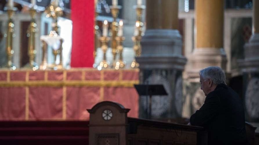 Cardinal Vincent Nichols prays in Westminster Cathedral, London, March 22, 2020. (Mazur/cbcew.org.uk via CNA)
