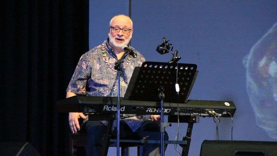 David Haas in a concert at the Ateneo de Manila University, Quezon City, Philippines. (Titopao/Wikimedia, CC BY SA 4.0 via CNA)