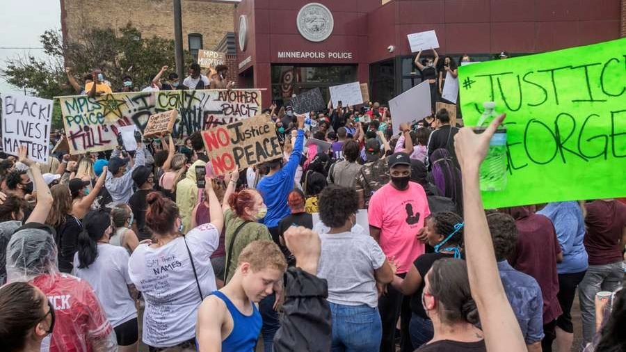 Crowds protest police violence after the killing of George Floyd in Minneapolis, Minn., May 2020. (Sam Wagner/Shutterstock via CNA)