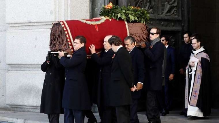 Family members carry the coffin of Francisco Franco out of the basilica of the Valley of the Fallen, Oct. 24, 2019. (Mariscal/POOL/AFP/Getty Images via CNA)