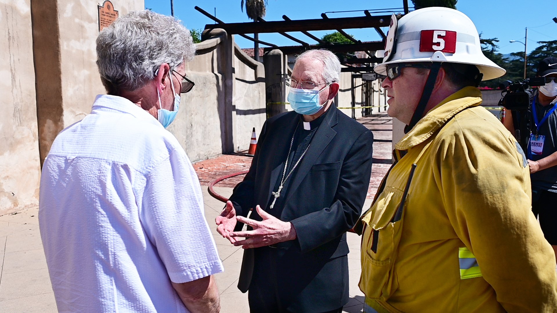 Archbishop José H. Gomez talks with Mission San Gabriel pastor Fr. John Molyneux, CMF .and San Gabriel Fire Chief Steve Wallace. (John McCoy/Angelus News)