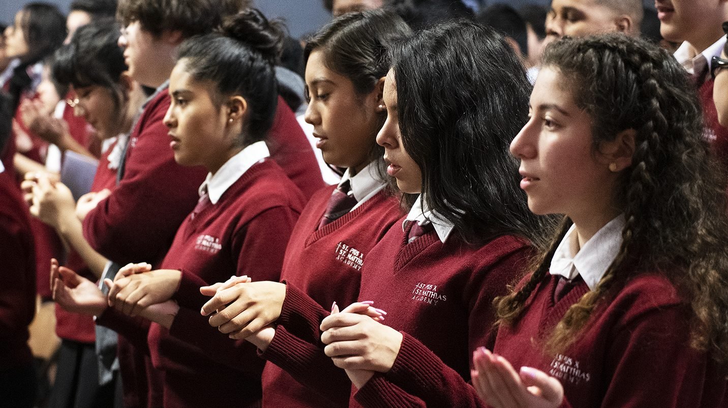 Students at St. Pius X - St. Matthias Academy pray during the Catholic Schools Week kick-off Mass on Jan. 28, 2019. (Victor Alemán)
