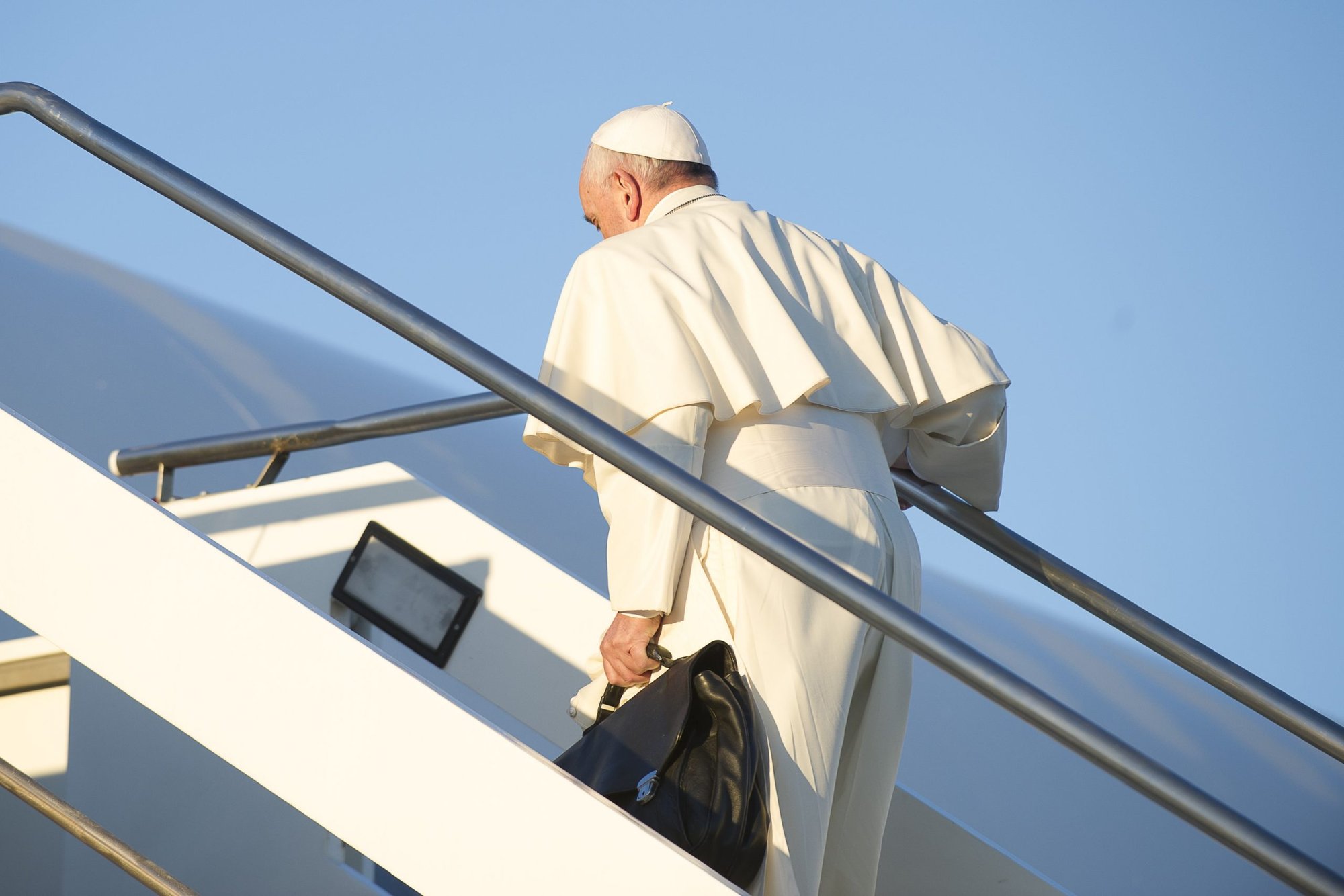 Pope Francis boards the papal plane from Rome, Italy, to travel to Kenya, Africa, during his first apostolic visit to the country on Nov. 25, 2015. (L'Osservatore Romano)