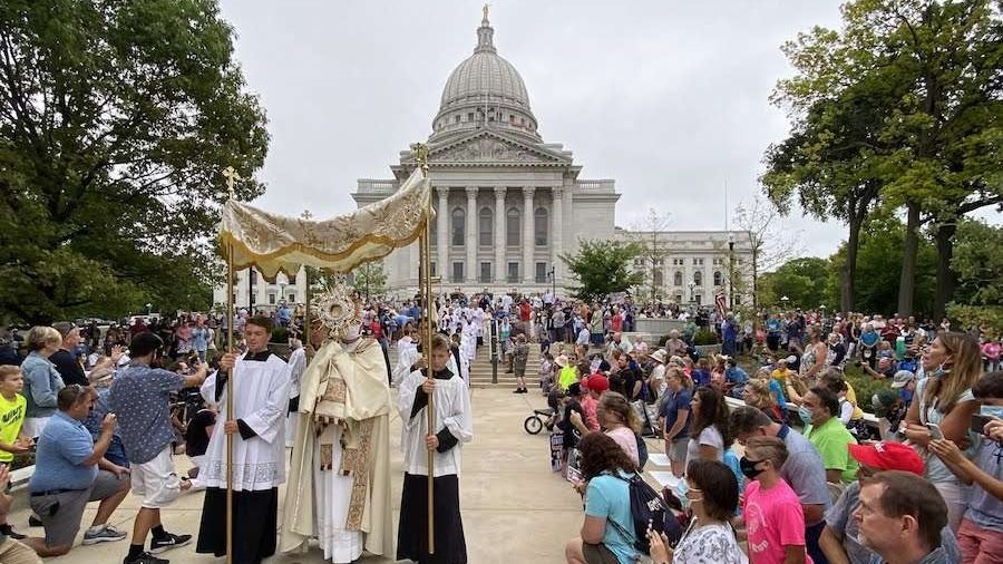 Eucharistic procession in Madison Aug. 15, 2020. (Joe Ptak, Diocese of Madison Catholic Herald via CNA)