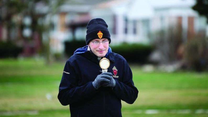 Fr. Bobby Krueger of St. Leonard in Berwyn, Ill., carries the Blessed Sacrament through his parish. (CNA)