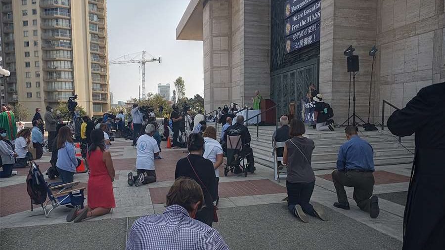 Catholics worship at a Mass outside the Cathedral of St. Mary of the Assumption on Sept. 20, 2020. (Courtesy of the Archdiocese of San Francisco via CNA)