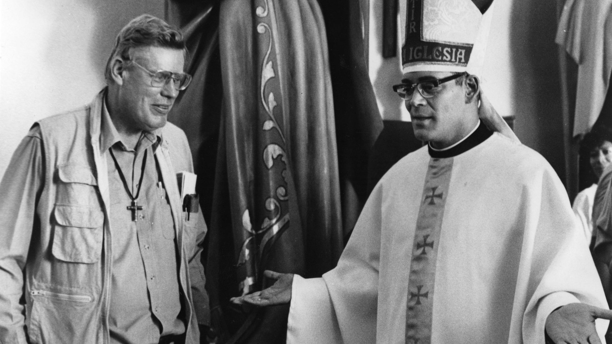Paulist Father Ellwood "Bud" Kieser, who died in 2000, and Raul Julia, who died in 1994, are seen on the set of the 1989 film "Romero." (CNS photo/Four Seasons)
