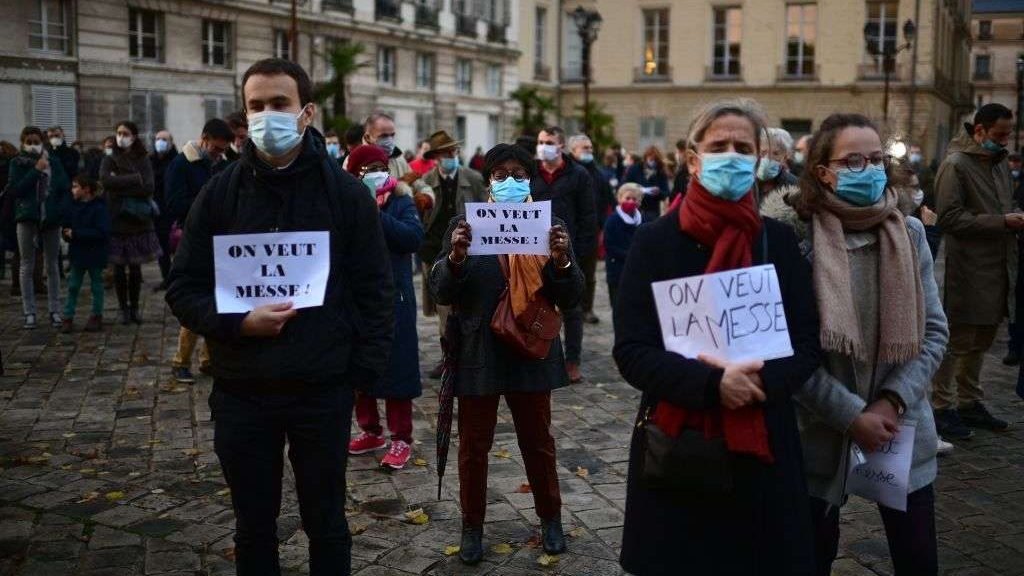 Catholics protest coronavirus restrictions under which public Masses are banned, Nov. 15, 2020, in Versailles. (Martin Bureau/AFP/Getty Images via CNA)