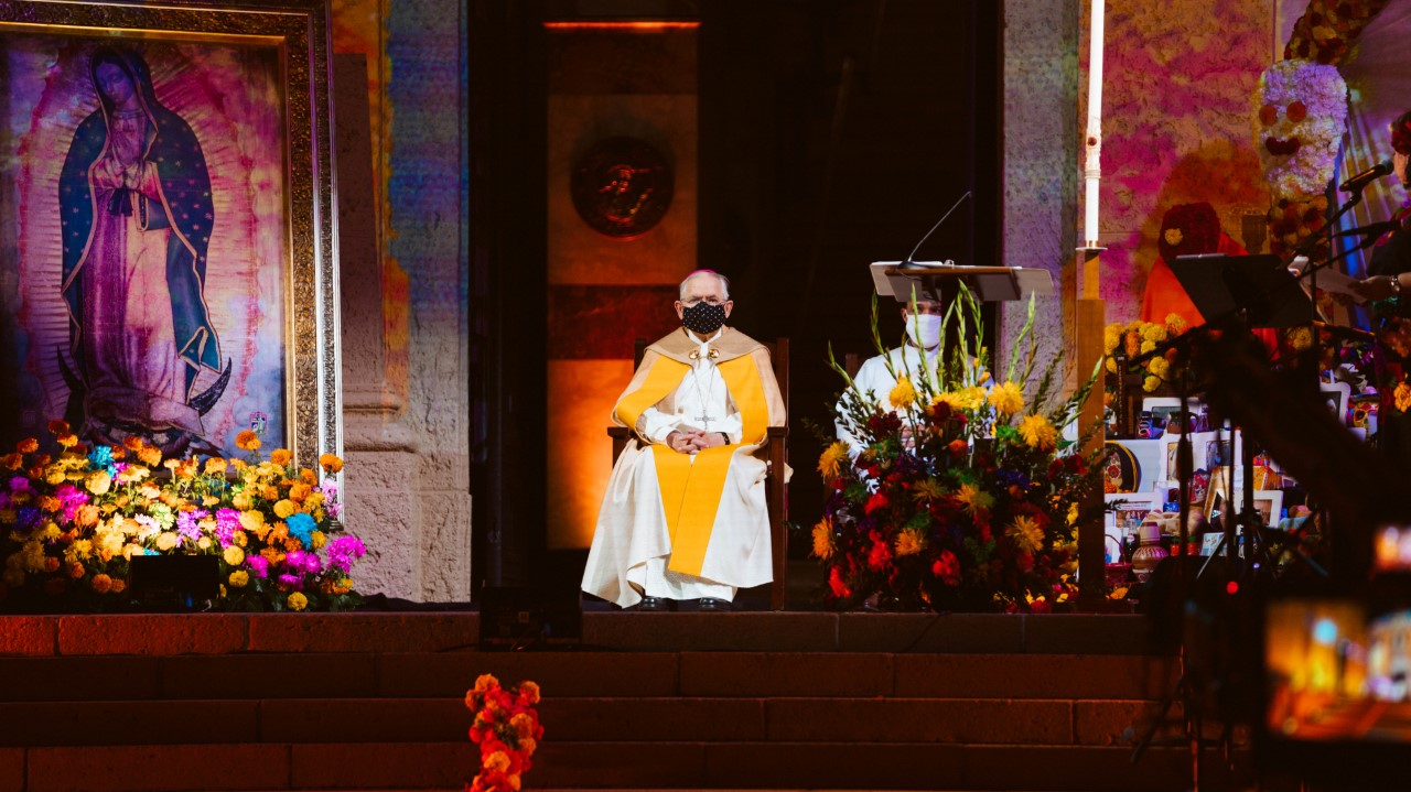 Arzobispo José H. Gomez en Calvary Cementery (Arquidiócesis de Los Ángeles)