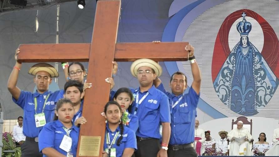 Young people hold the World Youth Day cross in 2019. (Vatican Media via CNA)