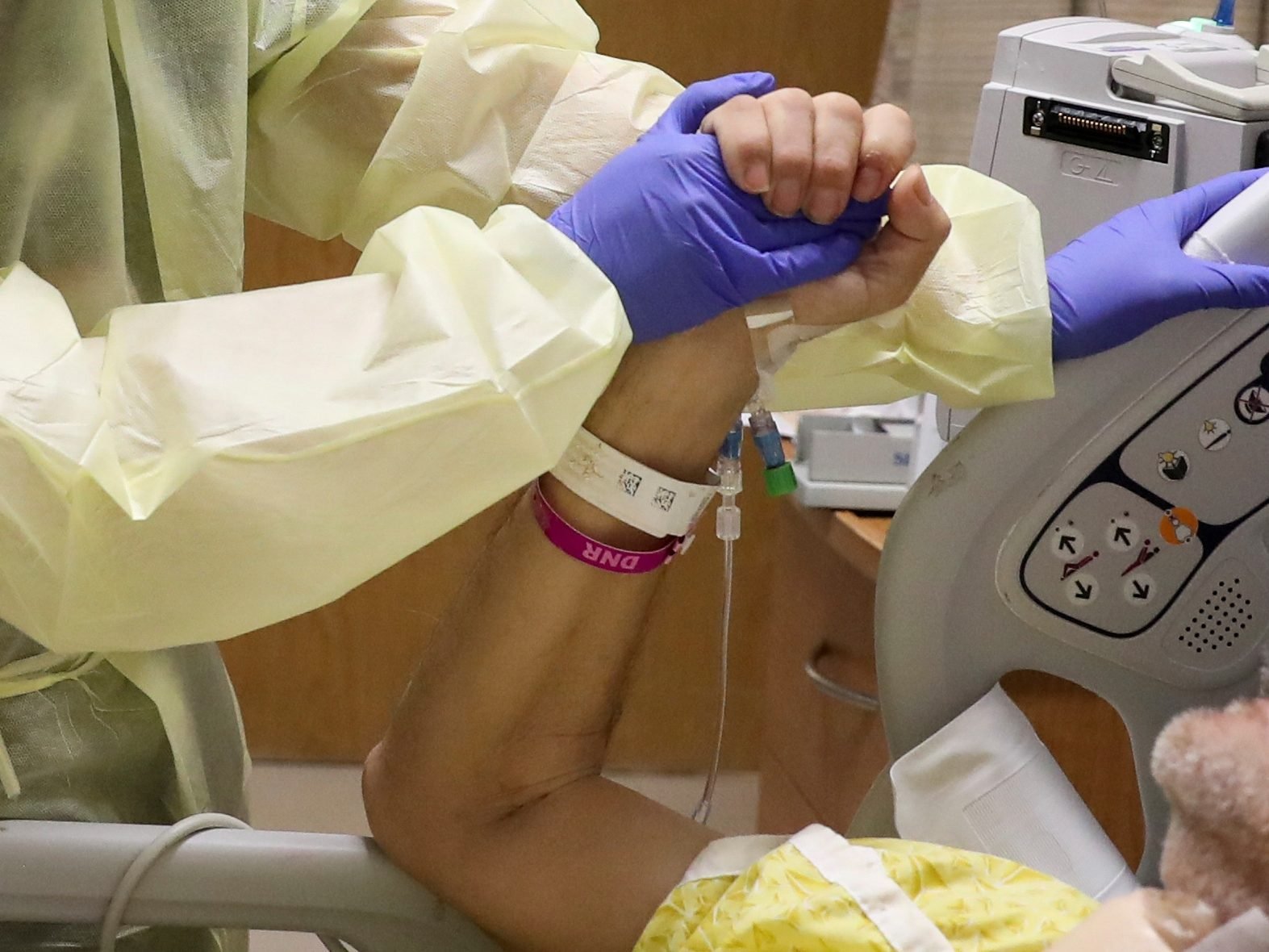 A health care worker in Los Angeles takes care of a coronavirus patient. (Catholic News Service/Lucy Nicholson, Reuters)
