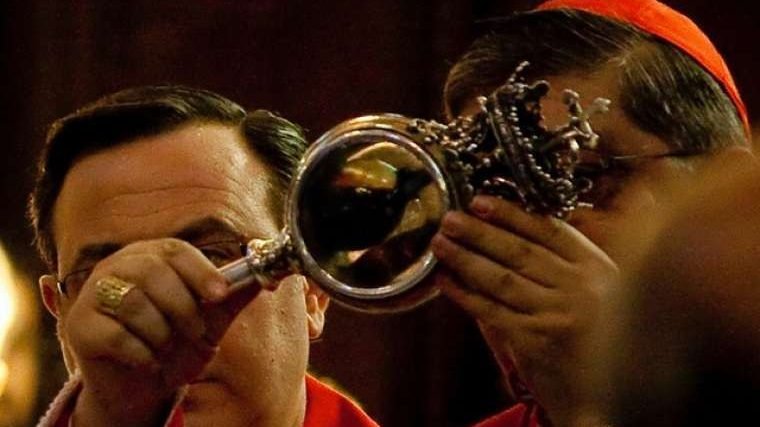 Cardinal Crecscenzio Sepe views the reliquary with the blood of St. Januarius in 2009. (Paola Migni/Flickr, CC BY 2.0 via CNA)