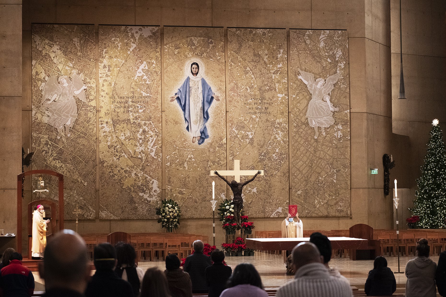 Faithful witnessed the unveiling of the new Marian tapestry at the Cathedral of Our Lady of the Angels during Mass celebrating the solemnity of Mary, Mother of God on Jan. 1. (Victor Alemán)