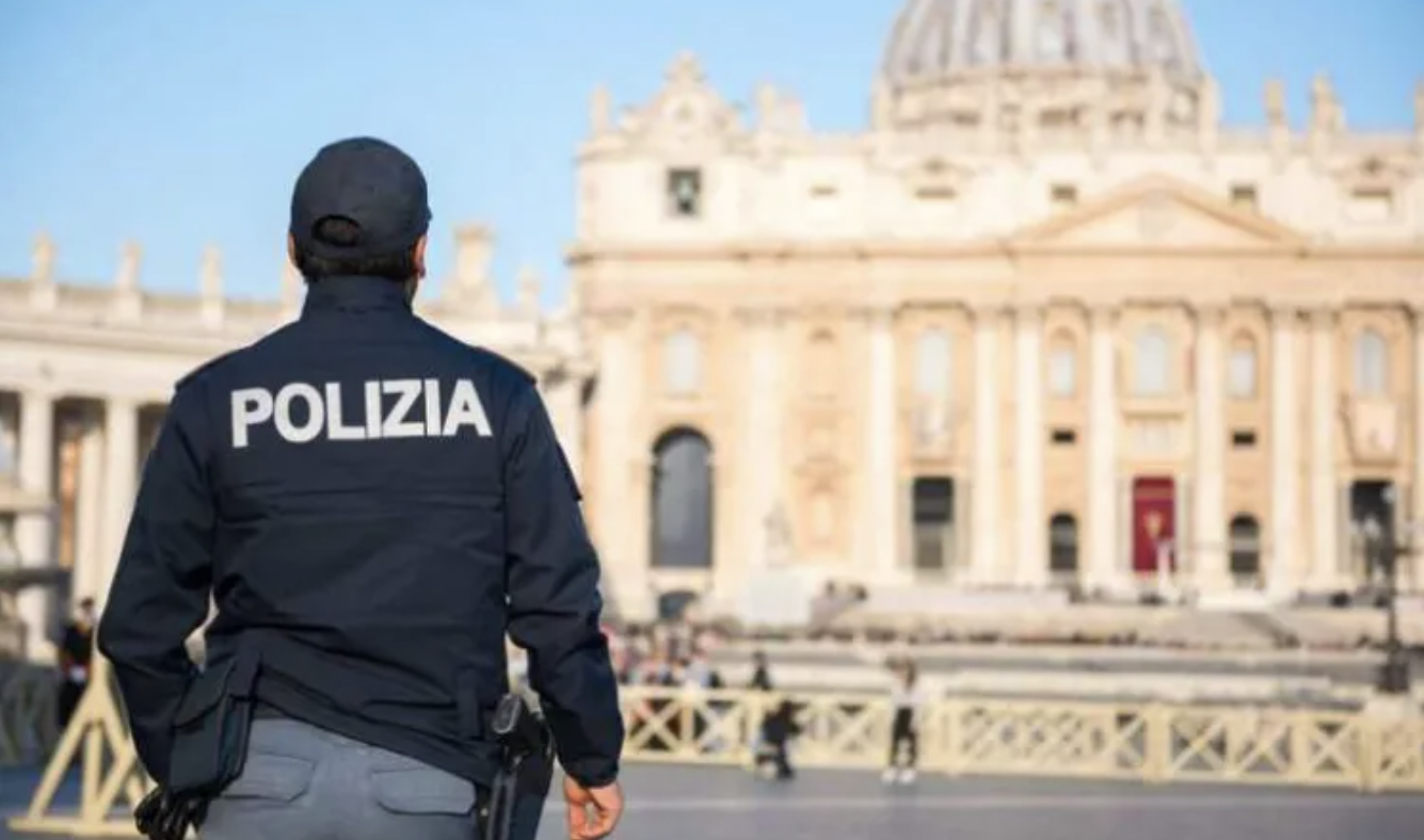 Police officer on duty at St Peter's square in Vatican City. (Maciej Matlak/Shutterstock)