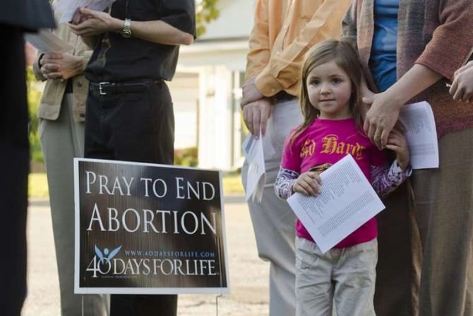 People praying at an abortion clinic.(Diocese of Saginaw, CC BY ND 2.0)