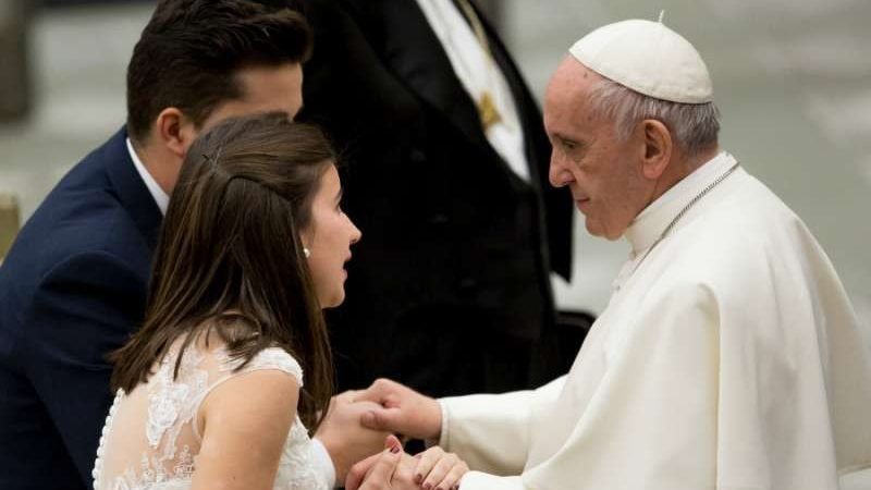 Pope Francis greets a married couple at a Wednesday General Audience. (Daniel Ibáñez/CNA)