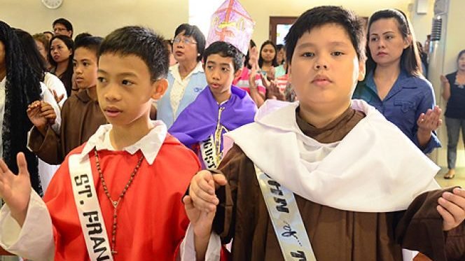 Filipino children pray during a March of Saints. (Prayer Warriors of the Holy Souls via CNA)