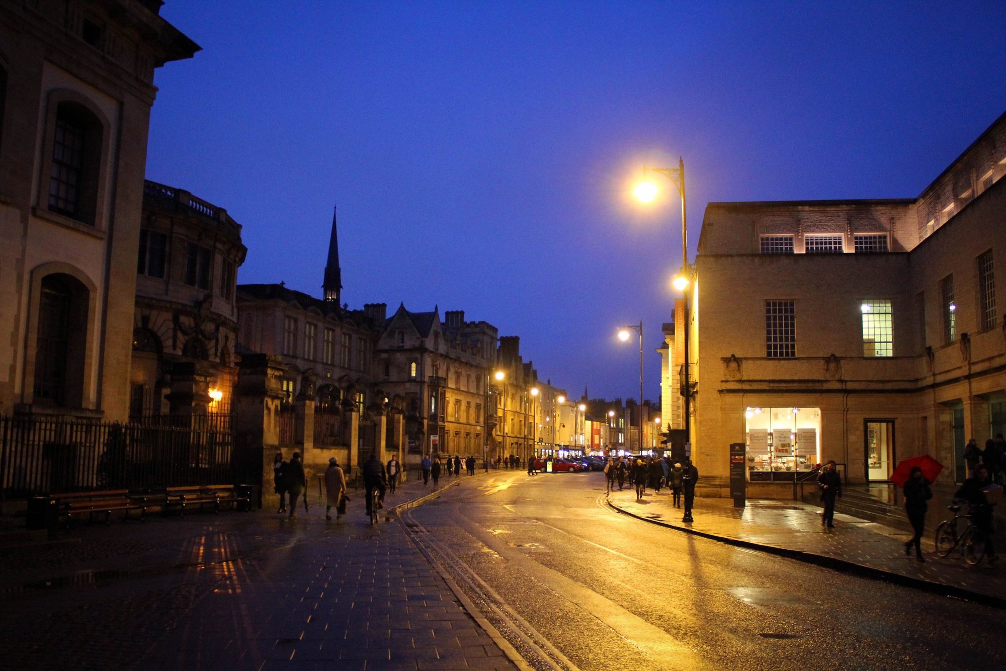 Scenic street at night in Oxford, England. (Aleksandr Stezhkin/Shutterstock)